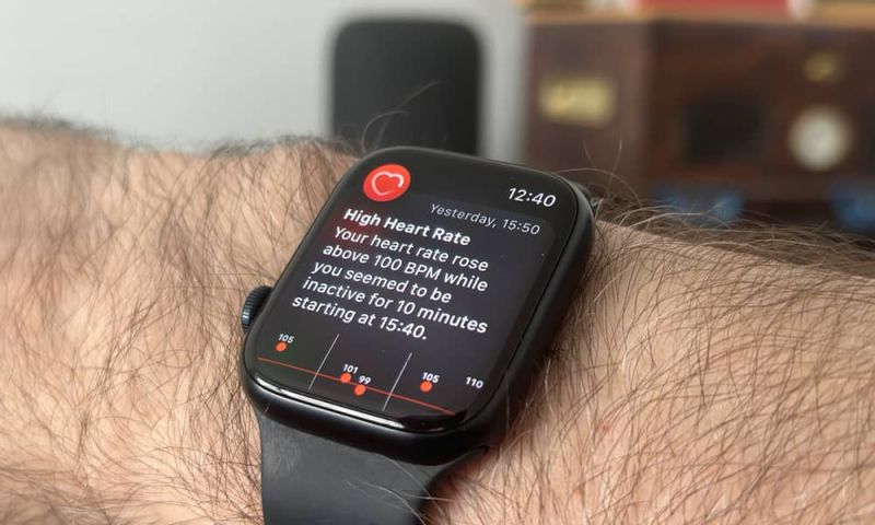 Apple Watch Saves Redditor’s Life after Detecting Severe Internal ...