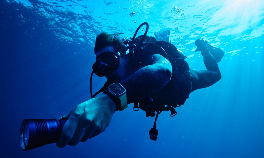 scuba diver wearing Apple Watch Ultra