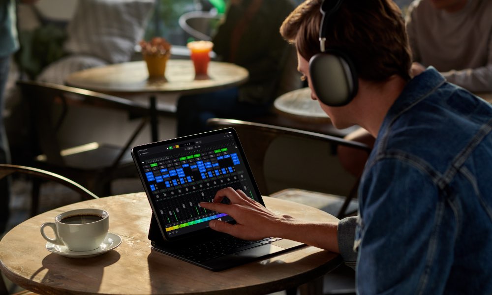 Apple iPad Logic Pro lifestyle mixer