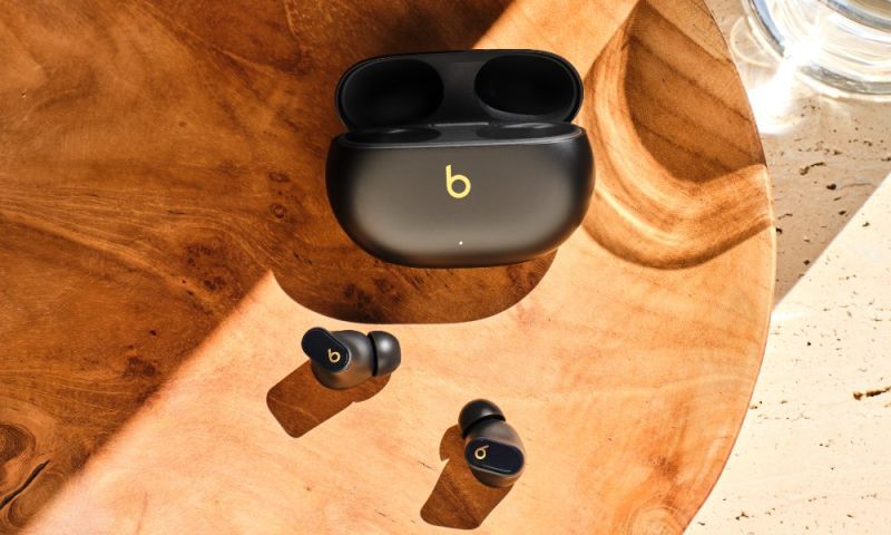 Beats Studio Buds Plus black on table
