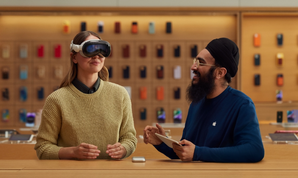 Apple Vision Pro WWDC customer trying on headset in store