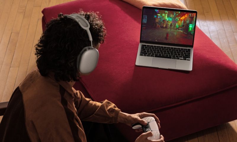 Apple M3 MacBook Air gaming lifestyle