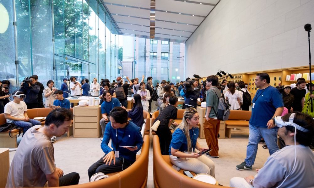 Apple Vision Pro availability Omotesando Tokyo interior