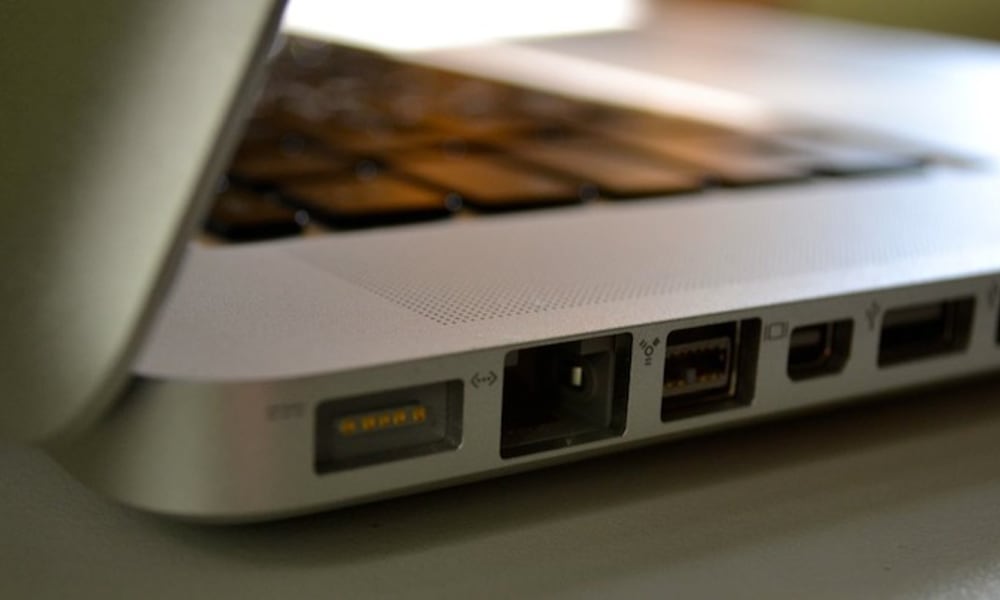 MacBook Pro FireWire 800 port