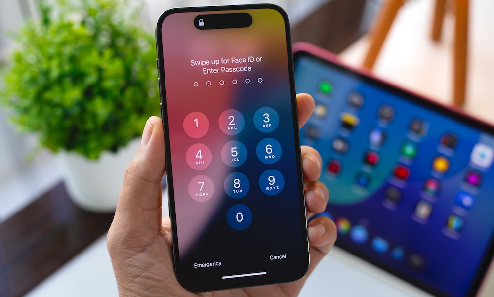 Apple iPhone 15 with scanning Face ID IOS 18 iPad