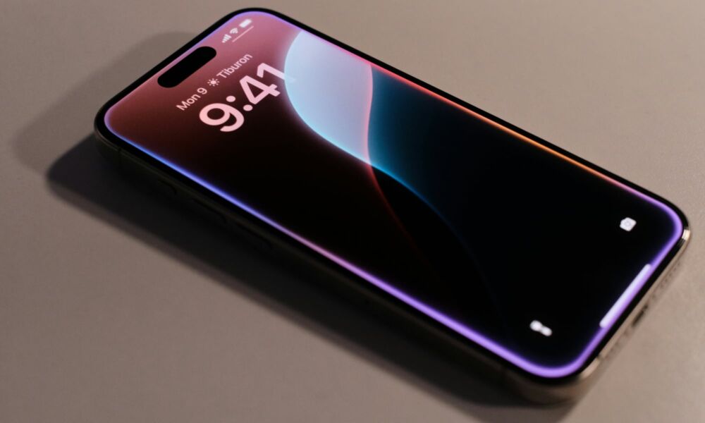 glowing Siri frame on iPhone