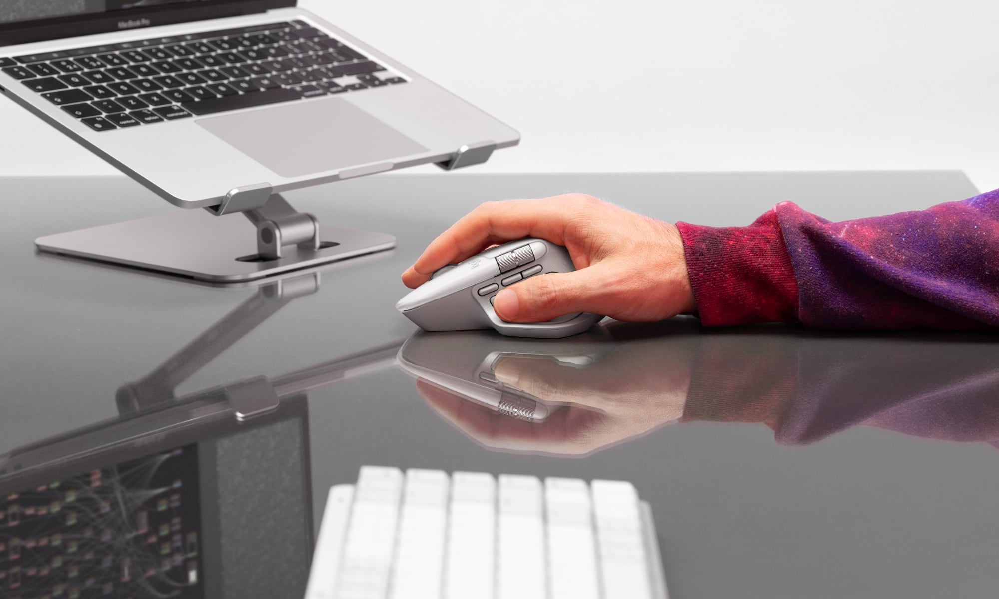 Person using Logitech MX Master 4 in White Silver