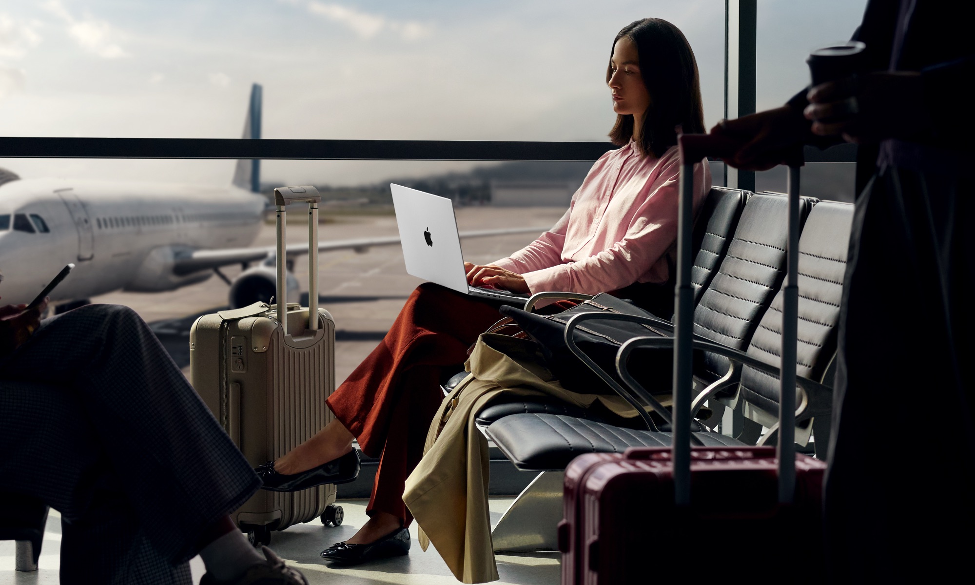 Apple MacBook Pro 14 in lifestyle travel 251015