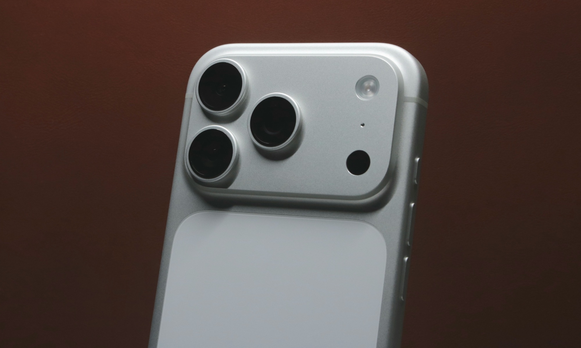 iPhone 17 Pro silver camera plateau