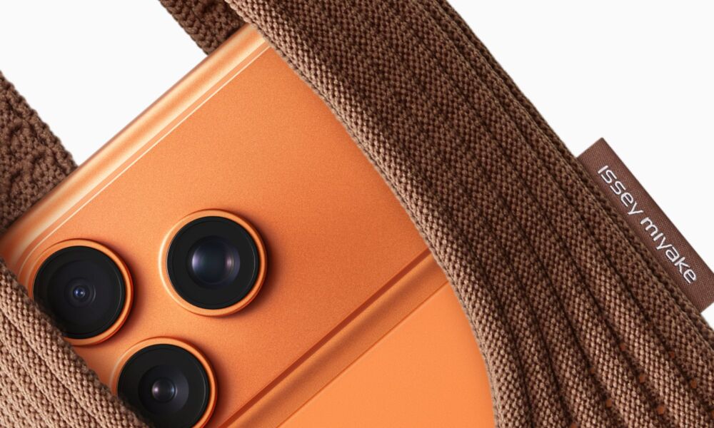 Apple iPhone Pocket and ISSEY MIYAKE cinnamon with iPhone 17 Pro