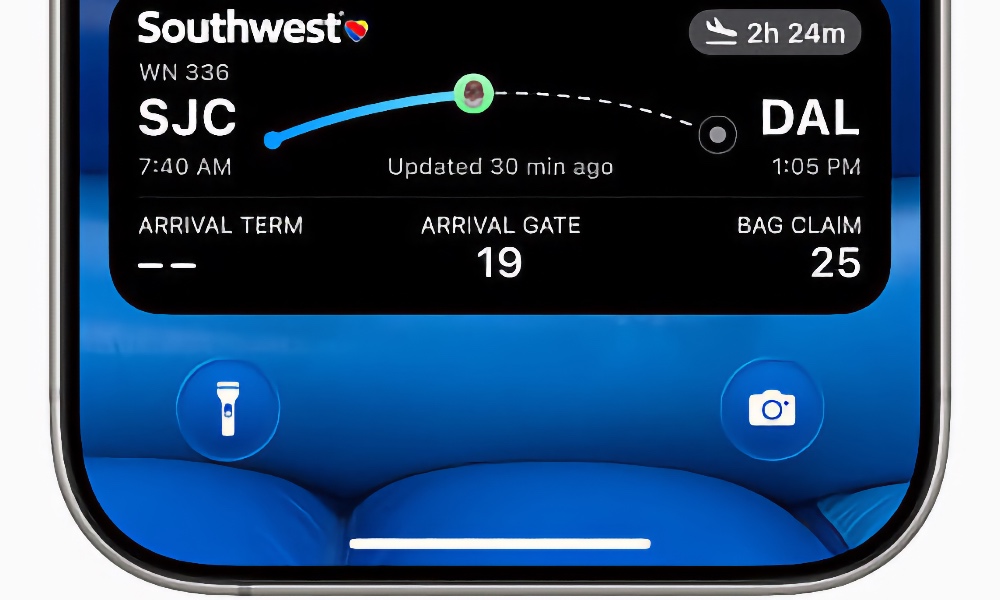 iOS 26 Live Activities flight status banner