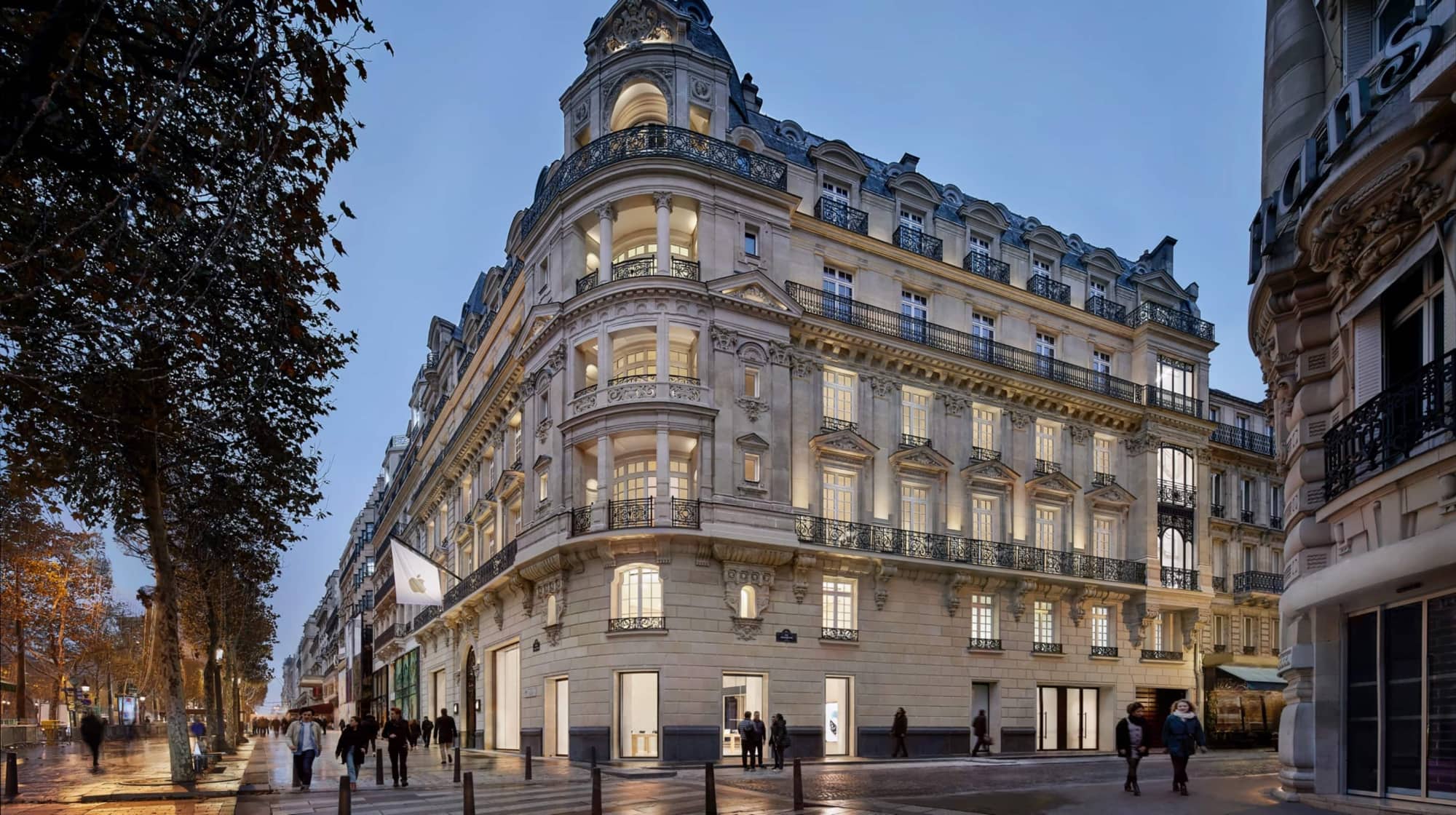 Apple Store Champs Elysees Paris France