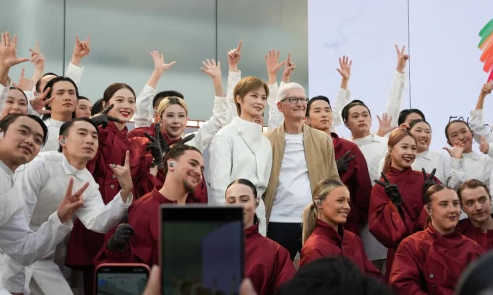 Tim Cook and Li Yuchun posing at the Apple Store Chengdu during Appel's 50th Anniversary Concert.