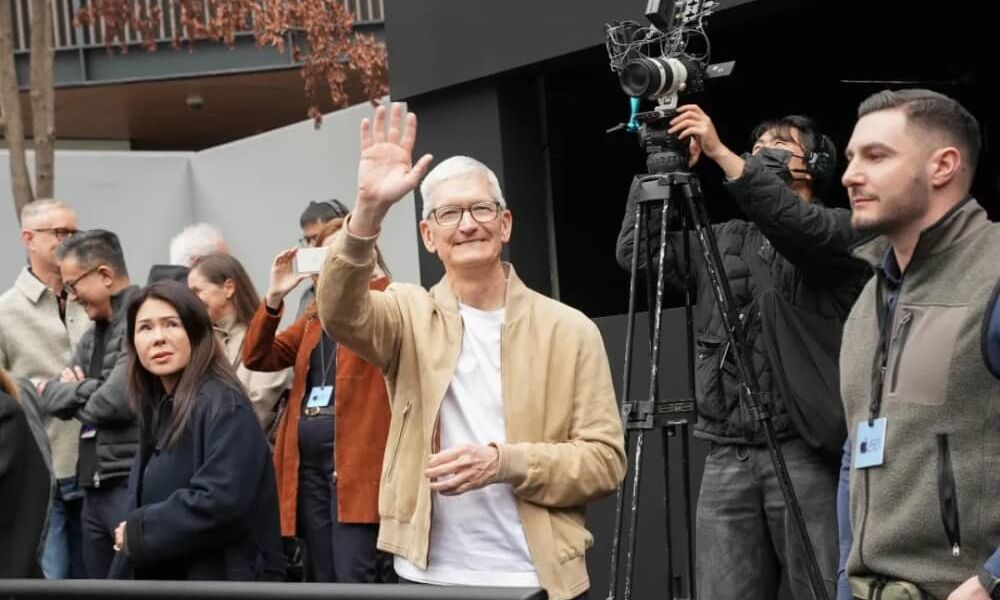 Tim Cook waving at Apple Store Chengdu China