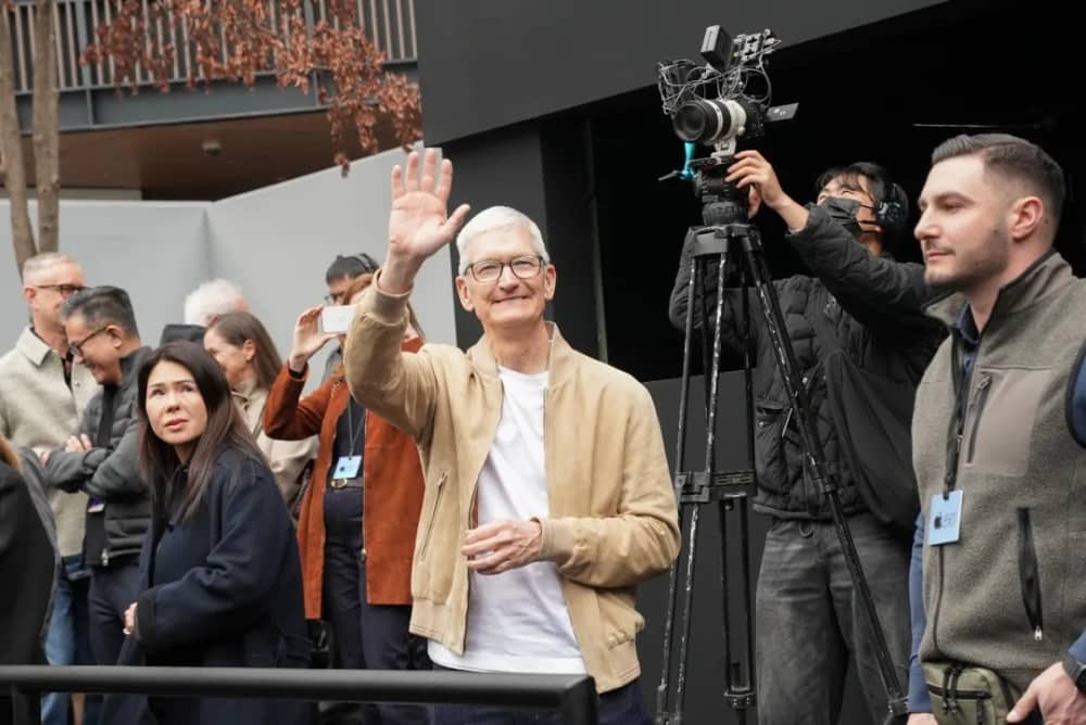 Tim Cook waving at Apple Store Chengdu China