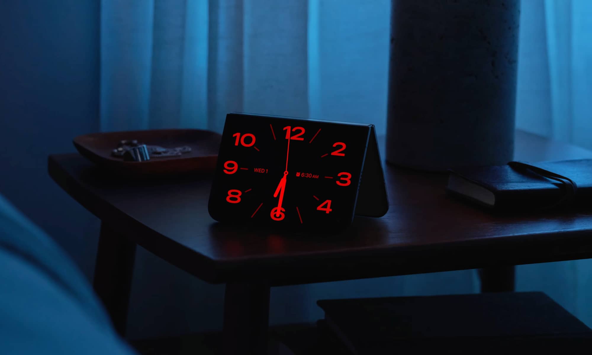 iPhone Duo StandBy bedside clock