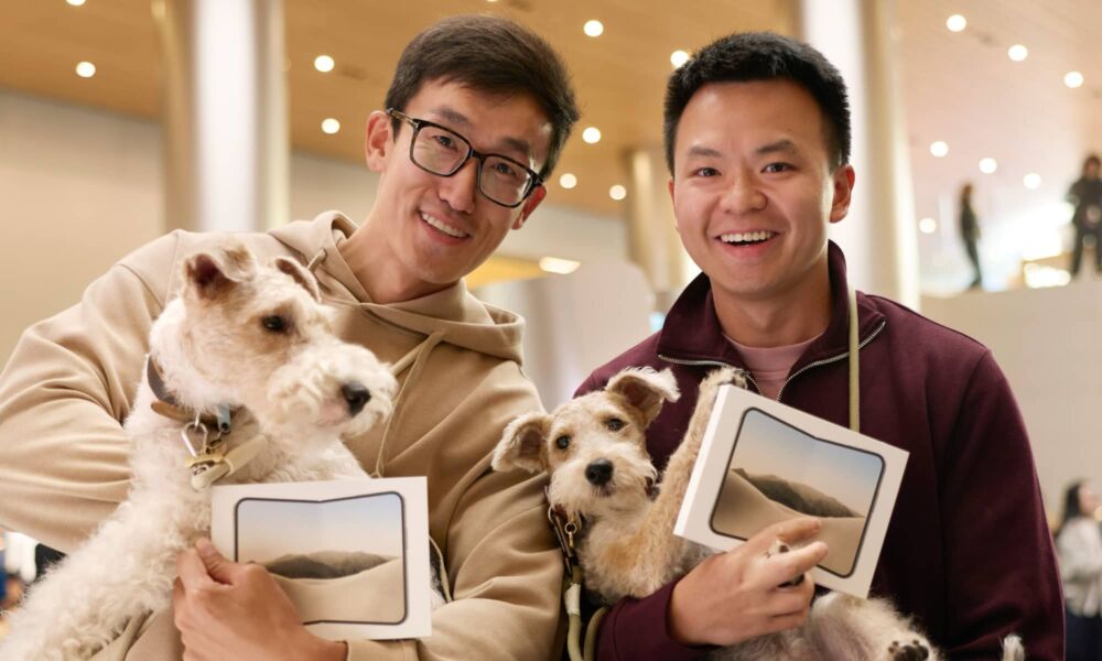 Apple Jingan Shanghai customers with iPhone Duo purchases