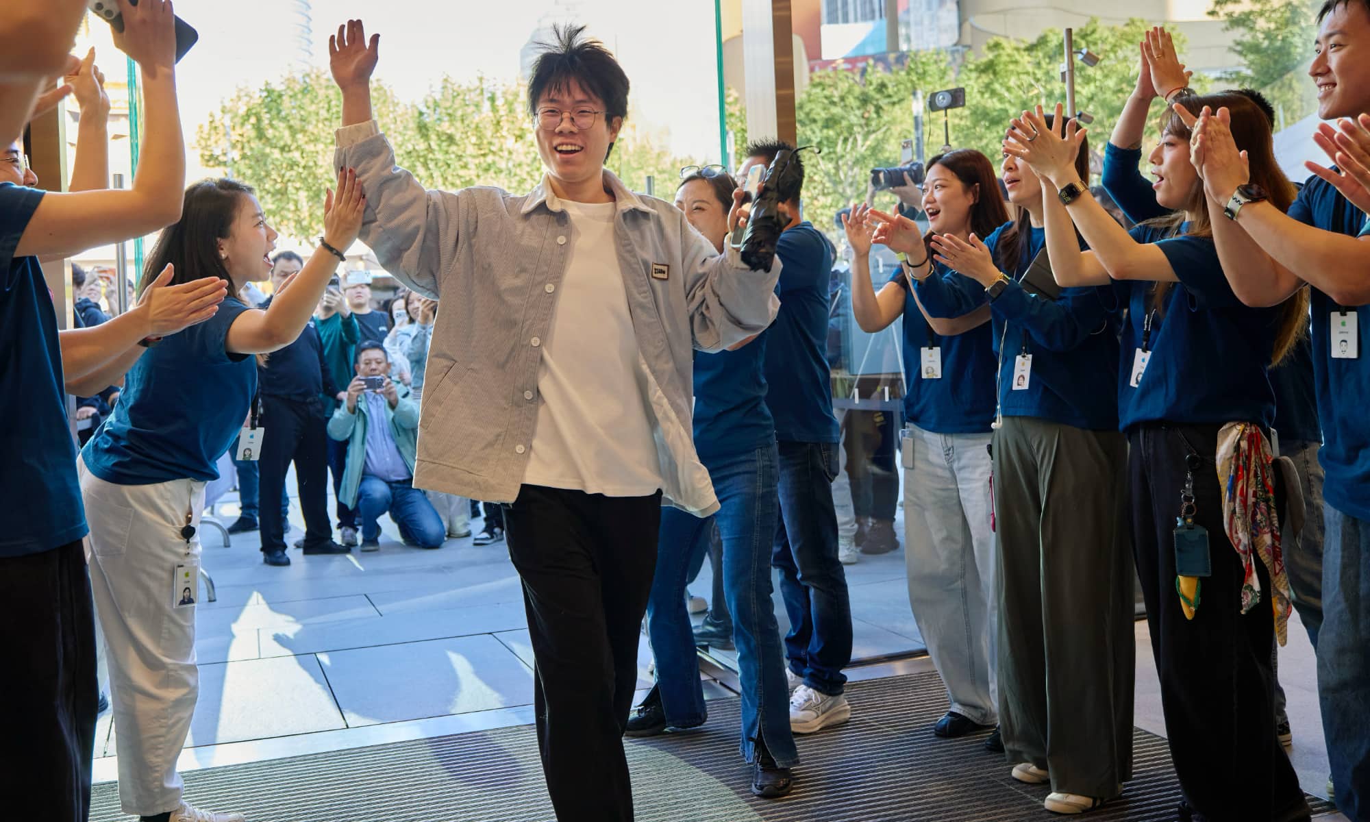 Apple Jingan Shanghai team members welcome first customer